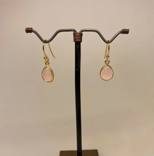 Forgyldte Ørenringe med glatte dråber - Rosakvarts, dråber, dråbeformede, lyserøde, lyserød, rosa, sten, ørehængere, øreringe, hænge, feminine, søde, elegante, biti, ribe, susanne friis bjørner, sfb, dansk, design, maanesten, enamel, cph, frk. lisberg, stine a