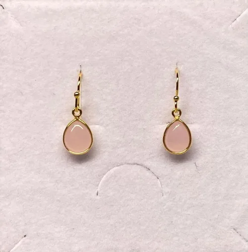 Forgyldte Ørenringe med glatte dråber - Rosakvarts, dråber, dråbeformede, lyserøde, lyserød, rosa, sten, ørehængere, øreringe, hænge, feminine, søde, elegante, biti, ribe, susanne friis bjørner, sfb, dansk, design, maanesten, enamel, cph, frk. lisberg, stine a