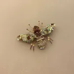 Håndlavet Broche Bi Stor Lys, bi, bier, honningbi, honningbier, bestøvning, biodiversitet, vild med vilje, natur, haver, blomster, bæredygtighed, insekter, kunst, smykker, broche, brocher, håndlavet, broderi, eksklusiv, særlig, flot, gave, gaveide, naturen, insekter, bio, biodiversitet, vilde, haver, natur, sommerfugl, farverig, regnbuefarvet, kulørt, farveglad, Håndlavet Broche Blå sommerfugl, sommerfuglebroche, smykker med, smykke med, sommerfugle, eksklusive smykker, specielle, særligt, håndlavey, kunst, kunsthåndværk, broche, naturen, insekter, gaveide, gave, særlig gave, ekstraordinær, smuk, smykker, biti, ribe, unika, one of a kind, limited edition, begrænset oplag, kunstrunden, ribe, vadehavet, nationalpark,