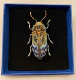 Håndlavet Broche Blå Bille, kryb, krible, krable, billebroche, insektsmykker, insekt, insekter, bio, biodiversitet, natur, vild, vilde, blomster, bestøvning, naturvejleder, nationalpark, vadehavet, speciel, kunsthåndværk, kunst, eksklusiv, håndarbejde, perler, broderibe, broderet, smykke, gave, gaveide, elsker, biolog, biologi, naturvidenskab, smuk, biti, ribe