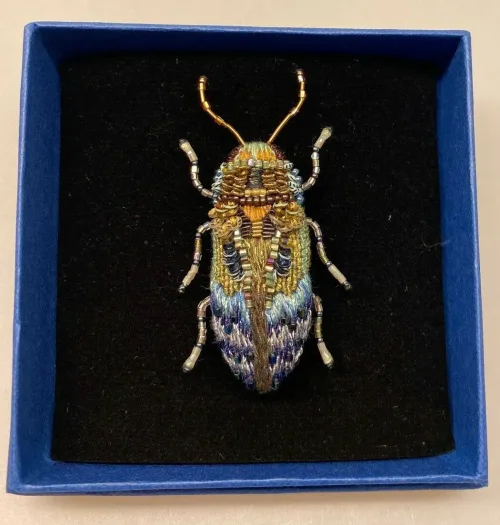 Håndlavet Broche Blå Bille, kryb, krible, krable, billebroche, insektsmykker, insekt, insekter, bio, biodiversitet, natur, vild, vilde, blomster, bestøvning, naturvejleder, nationalpark, vadehavet, speciel, kunsthåndværk, kunst, eksklusiv, håndarbejde, perler, broderibe, broderet, smykke, gave, gaveide, elsker, biolog, biologi, naturvidenskab, smuk, biti, ribe