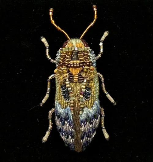 Håndlavet Broche Blå Bille, kryb, krible, krable, billebroche, insektsmykker, insekt, insekter, bio, biodiversitet, natur, vild, vilde, blomster, bestøvning, naturvejleder, nationalpark, vadehavet, speciel, kunsthåndværk, kunst, eksklusiv, håndarbejde, perler, broderibe, broderet, smykke, gave, gaveide, elsker, biolog, biologi, naturvidenskab, smuk, biti, ribe