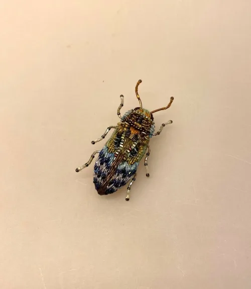 Håndlavet Broche Blå Bille, kryb, krible, krable, billebroche, insektsmykker, insekt, insekter, bio, biodiversitet, natur, vild, vilde, blomster, bestøvning, naturvejleder, nationalpark, vadehavet, speciel, kunsthåndværk, kunst, eksklusiv, håndarbejde, perler, broderibe, broderet, smykke, gave, gaveide, elsker, biolog, biologi, naturvidenskab, smuk, biti, ribe