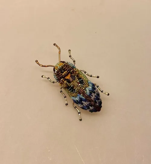 Håndlavet Broche Blå Bille, kryb, krible, krable, billebroche, insektsmykker, insekt, insekter, bio, biodiversitet, natur, vild, vilde, blomster, bestøvning, naturvejleder, nationalpark, vadehavet, speciel, kunsthåndværk, kunst, eksklusiv, håndarbejde, perler, broderibe, broderet, smykke, gave, gaveide, elsker, biolog, biologi, naturvidenskab, smuk, biti, ribe