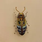 Håndlavet Broche Blå Bille, kryb, krible, krable, billebroche, insektsmykker, insekt, insekter, bio, biodiversitet, natur, vild, vilde, blomster, bestøvning, naturvejleder, nationalpark, vadehavet, speciel, kunsthåndværk, kunst, eksklusiv, håndarbejde, perler, broderibe, broderet, smykke, gave, gaveide, elsker, biolog, biologi, naturvidenskab, smuk, biti, ribe