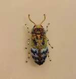 Håndlavet Broche Blå Bille, kryb, krible, krable, billebroche, insektsmykker, insekt, insekter, bio, biodiversitet, natur, vild, vilde, blomster, bestøvning, naturvejleder, nationalpark, vadehavet, speciel, kunsthåndværk, kunst, eksklusiv, håndarbejde, perler, broderibe, broderet, smykke, gave, gaveide, elsker, biolog, biologi, naturvidenskab, smuk, biti, ribe