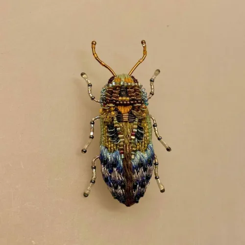 Håndlavet Broche Blå Bille, kryb, krible, krable, billebroche, insektsmykker, insekt, insekter, bio, biodiversitet, natur, vild, vilde, blomster, bestøvning, naturvejleder, nationalpark, vadehavet, speciel, kunsthåndværk, kunst, eksklusiv, håndarbejde, perler, broderibe, broderet, smykke, gave, gaveide, elsker, biolog, biologi, naturvidenskab, smuk, biti, ribe