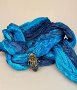 Håndlavet Broche Blå Bille, kryb, krible, krable, billebroche, insektsmykker, insekt, insekter, bio, biodiversitet, natur, vild, vilde, blomster, bestøvning, naturvejleder, nationalpark, vadehavet, speciel, kunsthåndværk, kunst, eksklusiv, håndarbejde, perler, broderibe, broderet, smykke, gave, gaveide, elsker, biolog, biologi, naturvidenskab, smuk, biti, ribe