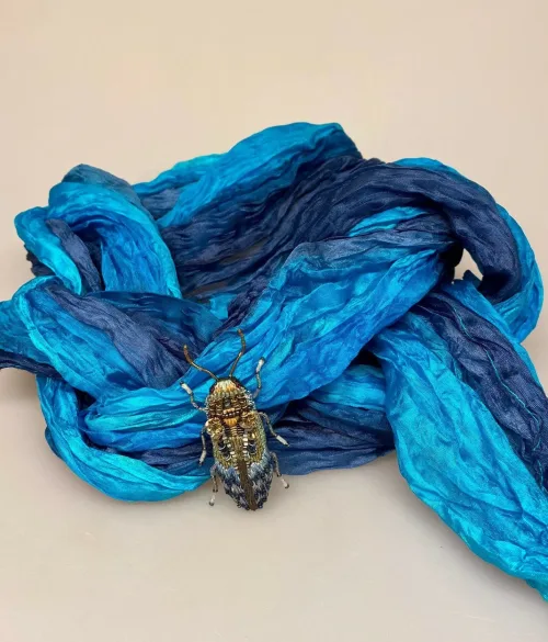 Håndlavet Broche Blå Bille, kryb, krible, krable, billebroche, insektsmykker, insekt, insekter, bio, biodiversitet, natur, vild, vilde, blomster, bestøvning, naturvejleder, nationalpark, vadehavet, speciel, kunsthåndværk, kunst, eksklusiv, håndarbejde, perler, broderibe, broderet, smykke, gave, gaveide, elsker, biolog, biologi, naturvidenskab, smuk, biti, ribe