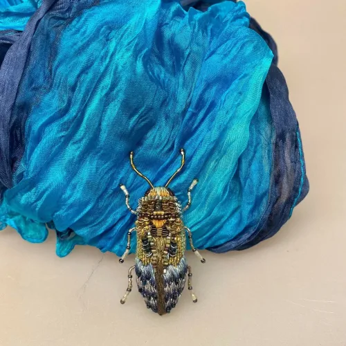 Håndlavet Broche Blå Bille, kryb, krible, krable, billebroche, insektsmykker, insekt, insekter, bio, biodiversitet, natur, vild, vilde, blomster, bestøvning, naturvejleder, nationalpark, vadehavet, speciel, kunsthåndværk, kunst, eksklusiv, håndarbejde, perler, broderibe, broderet, smykke, gave, gaveide, elsker, biolog, biologi, naturvidenskab, smuk, biti, ribe