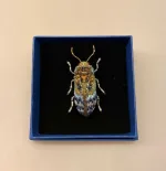 Håndlavet Broche Blå Bille, kryb, krible, krable, billebroche, insektsmykker, insekt, insekter, bio, biodiversitet, natur, vild, vilde, blomster, bestøvning, naturvejleder, nationalpark, vadehavet, speciel, kunsthåndværk, kunst, eksklusiv, håndarbejde, perler, broderibe, broderet, smykke, gave, gaveide, elsker, biolog, biologi, naturvidenskab, smuk, biti, ribe