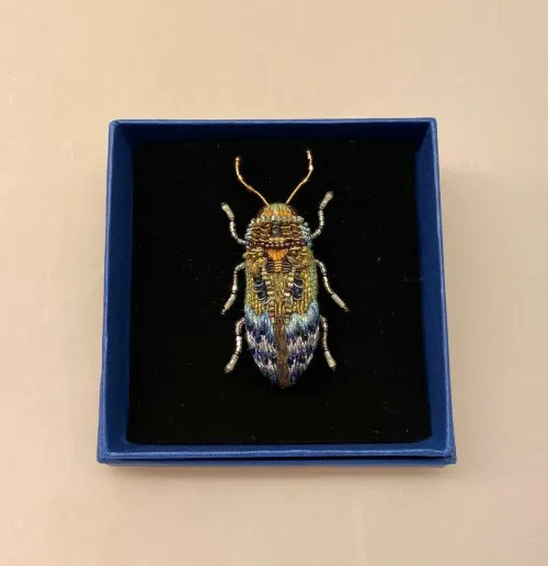 Håndlavet Broche Blå Bille, kryb, krible, krable, billebroche, insektsmykker, insekt, insekter, bio, biodiversitet, natur, vild, vilde, blomster, bestøvning, naturvejleder, nationalpark, vadehavet, speciel, kunsthåndværk, kunst, eksklusiv, håndarbejde, perler, broderibe, broderet, smykke, gave, gaveide, elsker, biolog, biologi, naturvidenskab, smuk, biti, ribe