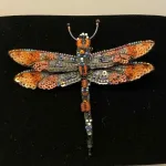 Håndlavet Broche Guldsmed, libelle, dragon fly, insekter, bio, biodiversitet, vilde, haver, natur, sommerfugl, farverig, regnbuefarvet, kulørt, farveglad, Håndlavet Broche Blå sommerfugl, sommerfuglebroche, smykker med, smykke med, sommerfugle, eksklusive smykker, specielle, særligt, håndlavey, kunst, kunsthåndværk, broche, naturen, insekter, gaveide, gave, særlig gave, ekstraordinær, smuk, smykker, biti, ribe, unika, one of a kind, limited edition, begrænset oplag, kunstrunden, ribe, vadehavet, nationalpark,