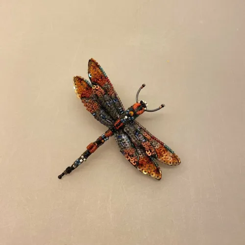 Håndlavet Broche Guldsmed, libelle, dragon fly, insekter, bio, biodiversitet, vilde, haver, natur, sommerfugl, farverig, regnbuefarvet, kulørt, farveglad, Håndlavet Broche Blå sommerfugl, sommerfuglebroche, smykker med, smykke med, sommerfugle, eksklusive smykker, specielle, særligt, håndlavey, kunst, kunsthåndværk, broche, naturen, insekter, gaveide, gave, særlig gave, ekstraordinær, smuk, smykker, biti, ribe, unika, one of a kind, limited edition, begrænset oplag, kunstrunden, ribe, vadehavet, nationalpark,
