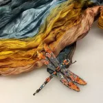Håndlavet Broche Guldsmed, libelle, dragon fly, insekter, bio, biodiversitet, vilde, haver, natur, sommerfugl, farverig, regnbuefarvet, kulørt, farveglad, Håndlavet Broche Blå sommerfugl, sommerfuglebroche, smykker med, smykke med, sommerfugle, eksklusive smykker, specielle, særligt, håndlavey, kunst, kunsthåndværk, broche, naturen, insekter, gaveide, gave, særlig gave, ekstraordinær, smuk, smykker, biti, ribe, unika, one of a kind, limited edition, begrænset oplag, kunstrunden, ribe, vadehavet, nationalpark,