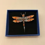 Håndlavet Broche Guldsmed, libelle, dragon fly, insekter, bio, biodiversitet, vilde, haver, natur, sommerfugl, farverig, regnbuefarvet, kulørt, farveglad, Håndlavet Broche Blå sommerfugl, sommerfuglebroche, smykker med, smykke med, sommerfugle, eksklusive smykker, specielle, særligt, håndlavey, kunst, kunsthåndværk, broche, naturen, insekter, gaveide, gave, særlig gave, ekstraordinær, smuk, smykker, biti, ribe, unika, one of a kind, limited edition, begrænset oplag, kunstrunden, ribe, vadehavet, nationalpark,