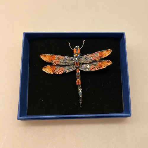 Håndlavet Broche Guldsmed, libelle, dragon fly, insekter, bio, biodiversitet, vilde, haver, natur, sommerfugl, farverig, regnbuefarvet, kulørt, farveglad, Håndlavet Broche Blå sommerfugl, sommerfuglebroche, smykker med, smykke med, sommerfugle, eksklusive smykker, specielle, særligt, håndlavey, kunst, kunsthåndværk, broche, naturen, insekter, gaveide, gave, særlig gave, ekstraordinær, smuk, smykker, biti, ribe, unika, one of a kind, limited edition, begrænset oplag, kunstrunden, ribe, vadehavet, nationalpark,