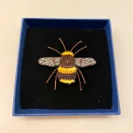 Håndlavet Broche Humlebi, bi, brumbasse, bi, bier, honningbi, honningbier, bestøvning, biodiversitet, vild med vilje, natur, haver, blomster, bæredygtighed, insekter, kunst, smykker, broche, brocher, håndlavet, broderi, eksklusiv, særlig, flot, gave, gaveide, naturen, insekter, bio, biodiversitet, vilde, haver, natur, sommerfugl, farverig, regnbuefarvet, kulørt, farveglad, Håndlavet Broche Blå sommerfugl, sommerfuglebroche, smykker med, smykke med, sommerfugle, eksklusive smykker, specielle, særligt, håndlavey, kunst, kunsthåndværk, broche, naturen, insekter, gaveide, gave, særlig gave, ekstraordinær, smuk, smykker, biti, ribe, unika, one of a kind, limited edition, begrænset oplag, kunstrunden, ribe, vadehavet, nationalpark,