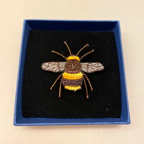 Håndlavet Broche Humlebi, bi, brumbasse, bi, bier, honningbi, honningbier, bestøvning, biodiversitet, vild med vilje, natur, haver, blomster, bæredygtighed, insekter, kunst, smykker, broche, brocher, håndlavet, broderi, eksklusiv, særlig, flot, gave, gaveide, naturen, insekter, bio, biodiversitet, vilde, haver, natur, sommerfugl, farverig, regnbuefarvet, kulørt, farveglad, Håndlavet Broche Blå sommerfugl, sommerfuglebroche, smykker med, smykke med, sommerfugle, eksklusive smykker, specielle, særligt, håndlavey, kunst, kunsthåndværk, broche, naturen, insekter, gaveide, gave, særlig gave, ekstraordinær, smuk, smykker, biti, ribe, unika, one of a kind, limited edition, begrænset oplag, kunstrunden, ribe, vadehavet, nationalpark,