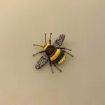 Håndlavet Broche Humlebi, bi, brumbasse, bi, bier, honningbi, honningbier, bestøvning, biodiversitet, vild med vilje, natur, haver, blomster, bæredygtighed, insekter, kunst, smykker, broche, brocher, håndlavet, broderi, eksklusiv, særlig, flot, gave, gaveide, naturen, insekter, bio, biodiversitet, vilde, haver, natur, sommerfugl, farverig, regnbuefarvet, kulørt, farveglad, Håndlavet Broche Blå sommerfugl, sommerfuglebroche, smykker med, smykke med, sommerfugle, eksklusive smykker, specielle, særligt, håndlavey, kunst, kunsthåndværk, broche, naturen, insekter, gaveide, gave, særlig gave, ekstraordinær, smuk, smykker, biti, ribe, unika, one of a kind, limited edition, begrænset oplag, kunstrunden, ribe, vadehavet, nationalpark,