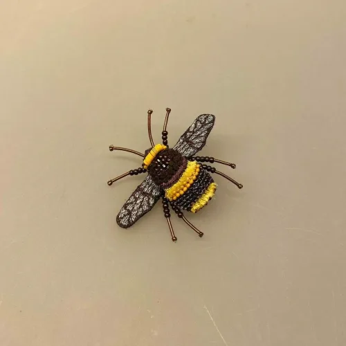 Håndlavet Broche Humlebi, bi, brumbasse, bi, bier, honningbi, honningbier, bestøvning, biodiversitet, vild med vilje, natur, haver, blomster, bæredygtighed, insekter, kunst, smykker, broche, brocher, håndlavet, broderi, eksklusiv, særlig, flot, gave, gaveide, naturen, insekter, bio, biodiversitet, vilde, haver, natur, sommerfugl, farverig, regnbuefarvet, kulørt, farveglad, Håndlavet Broche Blå sommerfugl, sommerfuglebroche, smykker med, smykke med, sommerfugle, eksklusive smykker, specielle, særligt, håndlavey, kunst, kunsthåndværk, broche, naturen, insekter, gaveide, gave, særlig gave, ekstraordinær, smuk, smykker, biti, ribe, unika, one of a kind, limited edition, begrænset oplag, kunstrunden, ribe, vadehavet, nationalpark,