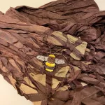 Håndlavet Broche Humlebi, bi, brumbasse, bi, bier, honningbi, honningbier, bestøvning, biodiversitet, vild med vilje, natur, haver, blomster, bæredygtighed, insekter, kunst, smykker, broche, brocher, håndlavet, broderi, eksklusiv, særlig, flot, gave, gaveide, naturen, insekter, bio, biodiversitet, vilde, haver, natur, sommerfugl, farverig, regnbuefarvet, kulørt, farveglad, Håndlavet Broche Blå sommerfugl, sommerfuglebroche, smykker med, smykke med, sommerfugle, eksklusive smykker, specielle, særligt, håndlavey, kunst, kunsthåndværk, broche, naturen, insekter, gaveide, gave, særlig gave, ekstraordinær, smuk, smykker, biti, ribe, unika, one of a kind, limited edition, begrænset oplag, kunstrunden, ribe, vadehavet, nationalpark,