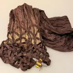 Håndlavet Broche Humlebi, bi, brumbasse, bi, bier, honningbi, honningbier, bestøvning, biodiversitet, vild med vilje, natur, haver, blomster, bæredygtighed, insekter, kunst, smykker, broche, brocher, håndlavet, broderi, eksklusiv, særlig, flot, gave, gaveide, naturen, insekter, bio, biodiversitet, vilde, haver, natur, sommerfugl, farverig, regnbuefarvet, kulørt, farveglad, Håndlavet Broche Blå sommerfugl, sommerfuglebroche, smykker med, smykke med, sommerfugle, eksklusive smykker, specielle, særligt, håndlavey, kunst, kunsthåndværk, broche, naturen, insekter, gaveide, gave, særlig gave, ekstraordinær, smuk, smykker, biti, ribe, unika, one of a kind, limited edition, begrænset oplag, kunstrunden, ribe, vadehavet, nationalpark,