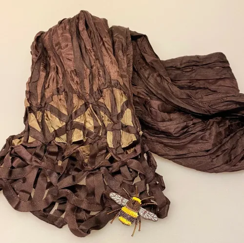 Håndlavet Broche Humlebi, bi, brumbasse, bi, bier, honningbi, honningbier, bestøvning, biodiversitet, vild med vilje, natur, haver, blomster, bæredygtighed, insekter, kunst, smykker, broche, brocher, håndlavet, broderi, eksklusiv, særlig, flot, gave, gaveide, naturen, insekter, bio, biodiversitet, vilde, haver, natur, sommerfugl, farverig, regnbuefarvet, kulørt, farveglad, Håndlavet Broche Blå sommerfugl, sommerfuglebroche, smykker med, smykke med, sommerfugle, eksklusive smykker, specielle, særligt, håndlavey, kunst, kunsthåndværk, broche, naturen, insekter, gaveide, gave, særlig gave, ekstraordinær, smuk, smykker, biti, ribe, unika, one of a kind, limited edition, begrænset oplag, kunstrunden, ribe, vadehavet, nationalpark,