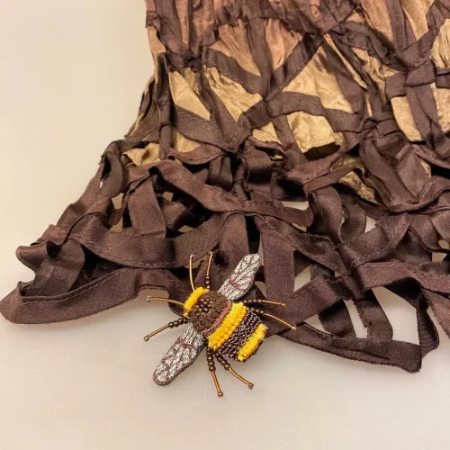Håndlavet Broche Humlebi, bi, brumbasse, bi, bier, honningbi, honningbier, bestøvning, biodiversitet, vild med vilje, natur, haver, blomster, bæredygtighed, insekter, kunst, smykker, broche, brocher, håndlavet, broderi, eksklusiv, særlig, flot, gave, gaveide, naturen, insekter, bio, biodiversitet, vilde, haver, natur, sommerfugl, farverig, regnbuefarvet, kulørt, farveglad, Håndlavet Broche Blå sommerfugl, sommerfuglebroche, smykker med, smykke med, sommerfugle, eksklusive smykker, specielle, særligt, håndlavey, kunst, kunsthåndværk, broche, naturen, insekter, gaveide, gave, særlig gave, ekstraordinær, smuk, smykker, biti, ribe, unika, one of a kind, limited edition, begrænset oplag, kunstrunden, ribe, vadehavet, nationalpark,
