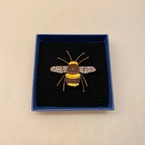 Håndlavet Broche Humlebi, bi, brumbasse, bi, bier, honningbi, honningbier, bestøvning, biodiversitet, vild med vilje, natur, haver, blomster, bæredygtighed, insekter, kunst, smykker, broche, brocher, håndlavet, broderi, eksklusiv, særlig, flot, gave, gaveide, naturen, insekter, bio, biodiversitet, vilde, haver, natur, sommerfugl, farverig, regnbuefarvet, kulørt, farveglad, Håndlavet Broche Blå sommerfugl, sommerfuglebroche, smykker med, smykke med, sommerfugle, eksklusive smykker, specielle, særligt, håndlavey, kunst, kunsthåndværk, broche, naturen, insekter, gaveide, gave, særlig gave, ekstraordinær, smuk, smykker, biti, ribe, unika, one of a kind, limited edition, begrænset oplag, kunstrunden, ribe, vadehavet, nationalpark,