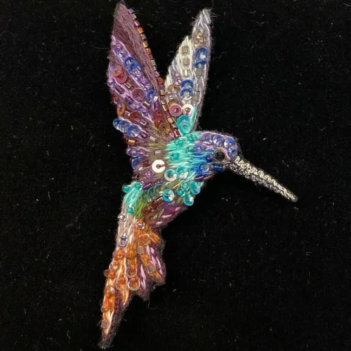 Håndlavet Broche Kulørt Kolibri, humming bird, kolibri, fugl, isfugl, fugl, dansk, natur, ornitolog, amatør, naturelsker, sommerfugle, Håndlavet Broche Kulørt sommerfugl, farverig, regnbuefarvet, kulørt, farveglad, Håndlavet Broche Blå sommerfugl, sommerfuglebroche, smykker med, smykke med, sommerfugle, eksklusive smykker, specielle, særligt, håndlavey, kunst, kunsthåndværk, broche, naturen, insekter, gaveide, gave, særlig gave, ekstraordinær, smuk, smykker, biti, ribe, unika, one of a kind, limited edition, begrænset oplag, kunstrunden, ribe, vadehavet, nationalpark,