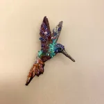 Håndlavet Broche Kulørt Kolibri, humming bird, kolibri, fugl, isfugl, fugl, dansk, natur, ornitolog, amatør, naturelsker, sommerfugle, Håndlavet Broche Kulørt sommerfugl, farverig, regnbuefarvet, kulørt, farveglad, Håndlavet Broche Blå sommerfugl, sommerfuglebroche, smykker med, smykke med, sommerfugle, eksklusive smykker, specielle, særligt, håndlavey, kunst, kunsthåndværk, broche, naturen, insekter, gaveide, gave, særlig gave, ekstraordinær, smuk, smykker, biti, ribe, unika, one of a kind, limited edition, begrænset oplag, kunstrunden, ribe, vadehavet, nationalpark,
