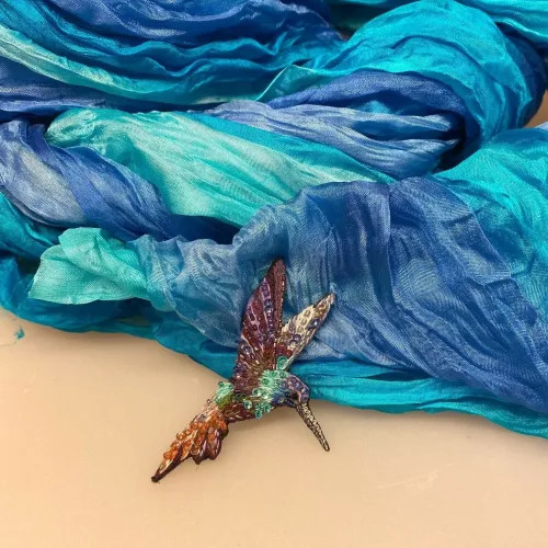 Håndlavet Broche Kulørt Kolibri, humming bird, kolibri, fugl, isfugl, fugl, dansk, natur, ornitolog, amatør, naturelsker, sommerfugle, Håndlavet Broche Kulørt sommerfugl, farverig, regnbuefarvet, kulørt, farveglad, Håndlavet Broche Blå sommerfugl, sommerfuglebroche, smykker med, smykke med, sommerfugle, eksklusive smykker, specielle, særligt, håndlavey, kunst, kunsthåndværk, broche, naturen, insekter, gaveide, gave, særlig gave, ekstraordinær, smuk, smykker, biti, ribe, unika, one of a kind, limited edition, begrænset oplag, kunstrunden, ribe, vadehavet, nationalpark,