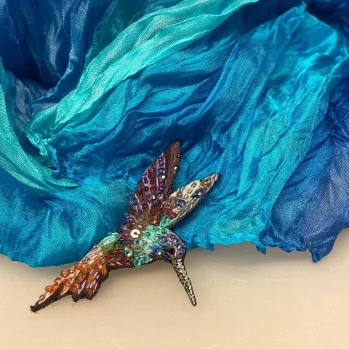 Håndlavet Broche Kulørt Kolibri, humming bird, kolibri, fugl, isfugl, fugl, dansk, natur, ornitolog, amatør, naturelsker, sommerfugle, Håndlavet Broche Kulørt sommerfugl, farverig, regnbuefarvet, kulørt, farveglad, Håndlavet Broche Blå sommerfugl, sommerfuglebroche, smykker med, smykke med, sommerfugle, eksklusive smykker, specielle, særligt, håndlavey, kunst, kunsthåndværk, broche, naturen, insekter, gaveide, gave, særlig gave, ekstraordinær, smuk, smykker, biti, ribe, unika, one of a kind, limited edition, begrænset oplag, kunstrunden, ribe, vadehavet, nationalpark,