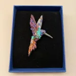 Håndlavet Broche Kulørt Kolibri, humming bird, kolibri, fugl, isfugl, fugl, dansk, natur, ornitolog, amatør, naturelsker, sommerfugle, Håndlavet Broche Kulørt sommerfugl, farverig, regnbuefarvet, kulørt, farveglad, Håndlavet Broche Blå sommerfugl, sommerfuglebroche, smykker med, smykke med, sommerfugle, eksklusive smykker, specielle, særligt, håndlavey, kunst, kunsthåndværk, broche, naturen, insekter, gaveide, gave, særlig gave, ekstraordinær, smuk, smykker, biti, ribe, unika, one of a kind, limited edition, begrænset oplag, kunstrunden, ribe, vadehavet, nationalpark,