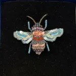 Håndlavet Broche Rosen Bi, rosenbi, rose, bi, bier, honningbi, honningbier, bestøvning, biodiversitet, vild med vilje, natur, haver, blomster, bæredygtighed, insekter, kunst, smykker, broche, brocher, håndlavet, broderi, eksklusiv, særlig, flot, gave, gaveide, naturen, insekter, bio, biodiversitet, vilde, haver, natur, sommerfugl, farverig, regnbuefarvet, kulørt, farveglad, Håndlavet Broche Blå sommerfugl, sommerfuglebroche, smykker med, smykke med, sommerfugle, eksklusive smykker, specielle, særligt, håndlavey, kunst, kunsthåndværk, broche, naturen, insekter, gaveide, gave, særlig gave, ekstraordinær, smuk, smykker, biti, ribe, unika, one of a kind, limited edition, begrænset oplag, kunstrunden, ribe, vadehavet, nationalpark,