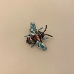 Håndlavet Broche Rosen Bi, rosenbi, rose, bi, bier, honningbi, honningbier, bestøvning, biodiversitet, vild med vilje, natur, haver, blomster, bæredygtighed, insekter, kunst, smykker, broche, brocher, håndlavet, broderi, eksklusiv, særlig, flot, gave, gaveide, naturen, insekter, bio, biodiversitet, vilde, haver, natur, sommerfugl, farverig, regnbuefarvet, kulørt, farveglad, Håndlavet Broche Blå sommerfugl, sommerfuglebroche, smykker med, smykke med, sommerfugle, eksklusive smykker, specielle, særligt, håndlavey, kunst, kunsthåndværk, broche, naturen, insekter, gaveide, gave, særlig gave, ekstraordinær, smuk, smykker, biti, ribe, unika, one of a kind, limited edition, begrænset oplag, kunstrunden, ribe, vadehavet, nationalpark,