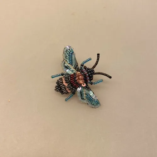 Håndlavet Broche Rosen Bi, rosenbi, rose, bi, bier, honningbi, honningbier, bestøvning, biodiversitet, vild med vilje, natur, haver, blomster, bæredygtighed, insekter, kunst, smykker, broche, brocher, håndlavet, broderi, eksklusiv, særlig, flot, gave, gaveide, naturen, insekter, bio, biodiversitet, vilde, haver, natur, sommerfugl, farverig, regnbuefarvet, kulørt, farveglad, Håndlavet Broche Blå sommerfugl, sommerfuglebroche, smykker med, smykke med, sommerfugle, eksklusive smykker, specielle, særligt, håndlavey, kunst, kunsthåndværk, broche, naturen, insekter, gaveide, gave, særlig gave, ekstraordinær, smuk, smykker, biti, ribe, unika, one of a kind, limited edition, begrænset oplag, kunstrunden, ribe, vadehavet, nationalpark,