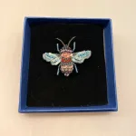 Håndlavet Broche Rosen Bi, rosenbi, rose, bi, bier, honningbi, honningbier, bestøvning, biodiversitet, vild med vilje, natur, haver, blomster, bæredygtighed, insekter, kunst, smykker, broche, brocher, håndlavet, broderi, eksklusiv, særlig, flot, gave, gaveide, naturen, insekter, bio, biodiversitet, vilde, haver, natur, sommerfugl, farverig, regnbuefarvet, kulørt, farveglad, Håndlavet Broche Blå sommerfugl, sommerfuglebroche, smykker med, smykke med, sommerfugle, eksklusive smykker, specielle, særligt, håndlavey, kunst, kunsthåndværk, broche, naturen, insekter, gaveide, gave, særlig gave, ekstraordinær, smuk, smykker, biti, ribe, unika, one of a kind, limited edition, begrænset oplag, kunstrunden, ribe, vadehavet, nationalpark,