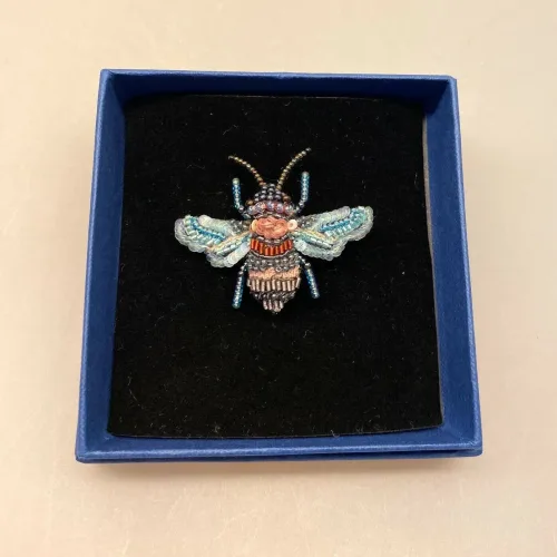 Håndlavet Broche Rosen Bi, rosenbi, rose, bi, bier, honningbi, honningbier, bestøvning, biodiversitet, vild med vilje, natur, haver, blomster, bæredygtighed, insekter, kunst, smykker, broche, brocher, håndlavet, broderi, eksklusiv, særlig, flot, gave, gaveide, naturen, insekter, bio, biodiversitet, vilde, haver, natur, sommerfugl, farverig, regnbuefarvet, kulørt, farveglad, Håndlavet Broche Blå sommerfugl, sommerfuglebroche, smykker med, smykke med, sommerfugle, eksklusive smykker, specielle, særligt, håndlavey, kunst, kunsthåndværk, broche, naturen, insekter, gaveide, gave, særlig gave, ekstraordinær, smuk, smykker, biti, ribe, unika, one of a kind, limited edition, begrænset oplag, kunstrunden, ribe, vadehavet, nationalpark,