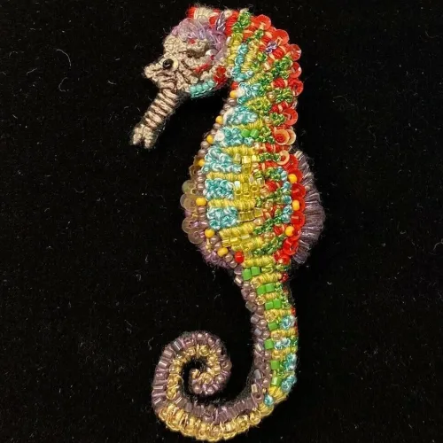 Håndlavet Broche Søhest, sea horse, havdyr, havfrue, stranden, havet, hav, biolog, smykke, unika, perlebroderi, havet, stranden, beach, sea, havets brusen, krebs, skaldyr, gyldne farver, coral, koral, koraller, håb, gaveide, gave, broche, nål, pynt, til strik, på hat, på hue, reversnål, biti, ribe, vadehavet, nationalpark, boredri, broderibe, pailletter,