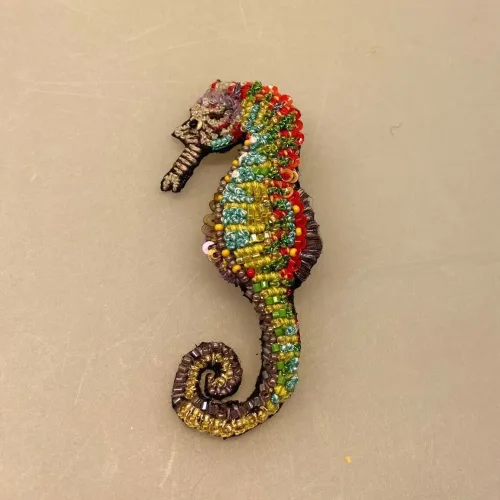 Håndlavet Broche Søhest, sea horse, havdyr, havfrue, stranden, havet, hav, biolog, smykke, unika, perlebroderi, havet, stranden, beach, sea, havets brusen, krebs, skaldyr, gyldne farver, coral, koral, koraller, håb, gaveide, gave, broche, nål, pynt, til strik, på hat, på hue, reversnål, biti, ribe, vadehavet, nationalpark, boredri, broderibe, pailletter,