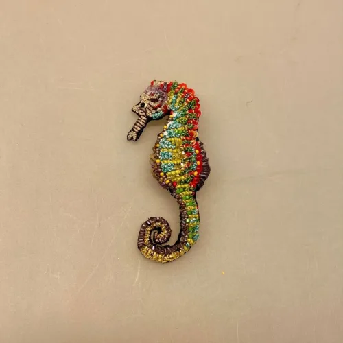 Håndlavet Broche Søhest, sea horse, havdyr, havfrue, stranden, havet, hav, biolog, smykke, unika, perlebroderi, havet, stranden, beach, sea, havets brusen, krebs, skaldyr, gyldne farver, coral, koral, koraller, håb, gaveide, gave, broche, nål, pynt, til strik, på hat, på hue, reversnål, biti, ribe, vadehavet, nationalpark, boredri, broderibe, pailletter,