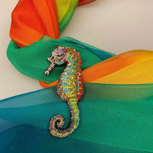 Håndlavet Broche Søhest, sea horse, havdyr, havfrue, stranden, havet, hav, biolog, smykke, unika, perlebroderi, havet, stranden, beach, sea, havets brusen, krebs, skaldyr, gyldne farver, coral, koral, koraller, håb, gaveide, gave, broche, nål, pynt, til strik, på hat, på hue, reversnål, biti, ribe, vadehavet, nationalpark, boredri, broderibe, pailletter,