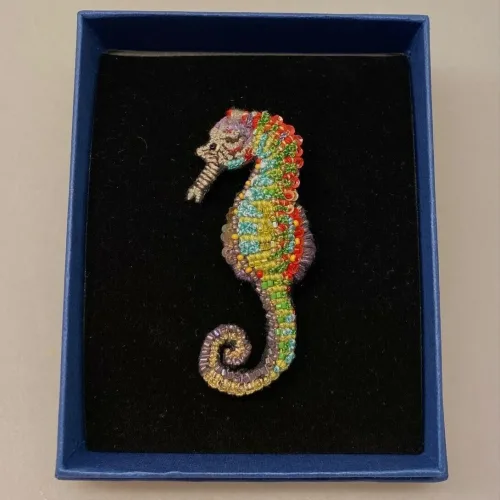 Håndlavet Broche Søhest, sea horse, havdyr, havfrue, stranden, havet, hav, biolog, smykke, unika, perlebroderi, havet, stranden, beach, sea, havets brusen, krebs, skaldyr, gyldne farver, coral, koral, koraller, håb, gaveide, gave, broche, nål, pynt, til strik, på hat, på hue, reversnål, biti, ribe, vadehavet, nationalpark, boredri, broderibe, pailletter,