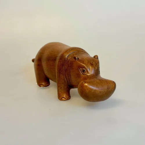 Flodhest - Håndskåret af Træ - Brun Stor, HP-cw-15, Flodhest - Håndskåret af træ - Siddende S Brun, Flodhest - Håndskåret af træ - Siddende, lille, flodhest, hippo, træflodhest, af træ, håndlavet, håndarbejde, håndsnittet, håndskøret, træskærearbejde, kunsthåndværk, trædyr, træfigur, dyr af træ, afrika, afrikanske dyr, savannen, flodheste, gaveide, sød, finurlig, specielt, nordisk, stilig, enkel, sød, flot, biti, ribe, ting med flodheste, flodhesteting, flodhesteføl, flodhesteunge
