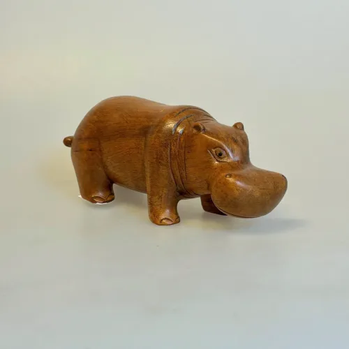 Flodhest - Håndskåret af Træ - Brun Stor, HP-cw-15, Flodhest - Håndskåret af træ - Siddende S Brun, Flodhest - Håndskåret af træ - Siddende, lille, flodhest, hippo, træflodhest, af træ, håndlavet, håndarbejde, håndsnittet, håndskøret, træskærearbejde, kunsthåndværk, trædyr, træfigur, dyr af træ, afrika, afrikanske dyr, savannen, flodheste, gaveide, sød, finurlig, specielt, nordisk, stilig, enkel, sød, flot, biti, ribe, ting med flodheste, flodhesteting, flodhesteføl, flodhesteunge