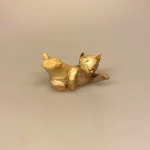 Kat - Håndskåret Træ - Leger på Ryg S Grå, ligger på ryggen, lille, træ, kat, liggende, trækatte, trædyr, kattefigur, katteejer, killing, kattekilling, katteelsker, flot, træarbejde, håndsnittet, håndlavet, træskærearbejde, naturtro, gave, gaveide, biti, ribe, vadehavet. ligger, på ryg, legende, legesyg, legekat