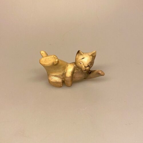 Kat - Håndskåret Træ - Leger på Ryg S Grå, ligger på ryggen, lille, træ, kat, liggende, trækatte, trædyr, kattefigur, katteejer, killing, kattekilling, katteelsker, flot, træarbejde, håndsnittet, håndlavet, træskærearbejde, naturtro, gave, gaveide, biti, ribe, vadehavet. ligger, på ryg, legende, legesyg, legekat