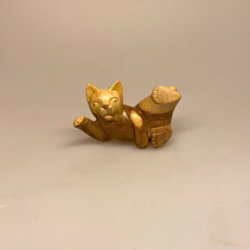 Kat - Håndskåret Træ - Leger på Ryg S Grå, ligger på ryggen, lille, træ, kat, liggende, trækatte, trædyr, kattefigur, katteejer, killing, kattekilling, katteelsker, flot, træarbejde, håndsnittet, håndlavet, træskærearbejde, naturtro, gave, gaveide, biti, ribe, vadehavet. ligger, på ryg, legende, legesyg, legekat